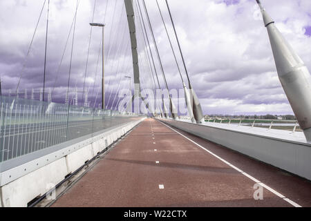 Brücke Oversteek in der Nähe von Nimwegen über den Fluss Waal Stockfoto