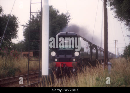 Die Scarborough Spa Express Zug von Lok34092 Stadt der Brunnen an den Haxby in der Nähe von York vorangegangen Stockfoto