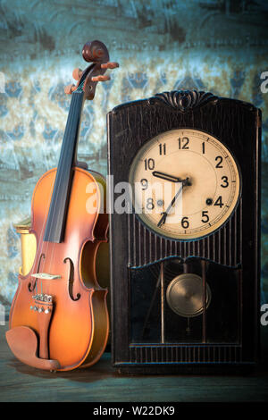 Violine - Stillleben mit einem hölzernen Abbildung Stockfoto