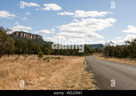 Die Sandsteinfelsen aus der Carnarvon Highway (A7) in der Carnarvon Gorge National Park im zentralen Hochland von Queensland, Australien. Carnarvo Stockfoto