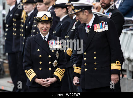 Die Princess Royal und Konteradmiral John weale (rechts) melden Sie mit Royal Navy U-Bootfahrer, Veteranen, Familien und Betreuer sammeln bei HM Naval Base Clyde, der Heimat des britischen U-Boot Service in Faslane in Argyll und Bute, Mark 50 Jahre kontinuierliche Auf See Abschreckung (CASD). Stockfoto