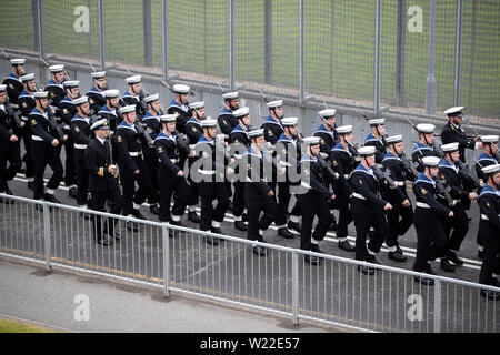 Mitglieder der Royal Navy U-Bootfahrer während der Parade vor der Princess Royal, andere Mitglieder der Royal Navy, Veteranen, Familien und unterstützt Arbeitnehmer bei der HM Naval Base Clyde, der Heimat des britischen U-Boot Service in Faslane in Argyll und Bute, Mark 50 Jahre kontinuierliche Auf See Abschreckung (CASD). Stockfoto