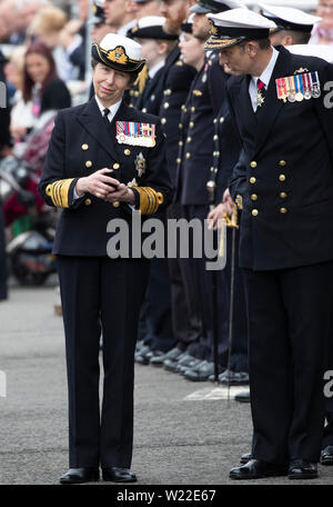 Die Princess Royal und Konteradmiral John weale (rechts) melden Sie mit Royal Navy U-Bootfahrer, Veteranen, Familien und Betreuer sammeln bei HM Naval Base Clyde, der Heimat des britischen U-Boot Service in Faslane in Argyll und Bute, Mark 50 Jahre kontinuierliche Auf See Abschreckung (CASD). Stockfoto