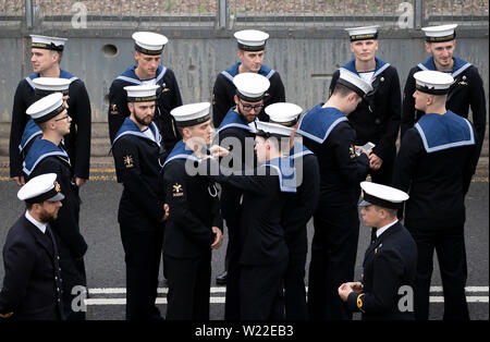 Mitglieder der Royal Navy U-Bootfahrer vor der Parade vor der Princess Royal, andere Mitglieder der Royal Navy, Veteranen, Familien und unterstützt Arbeitnehmer bei der HM Naval Base Clyde, der Heimat des britischen U-Boot Service in Faslane in Argyll und Bute, Mark 50 Jahre kontinuierliche Auf See Abschreckung (CASD). Stockfoto