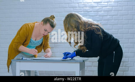Frauen, Raumausstatter, Designer Malerei Holz- kreis Dekoration Stockfoto