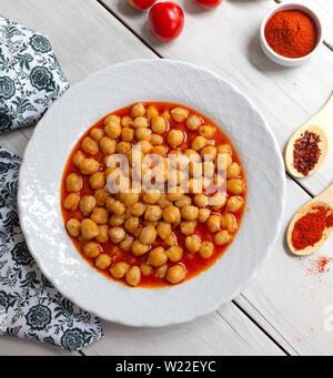 Vegetarisch leckere würzige Kichererbsen Suppe auf einer hölzernen Hintergrund/Cheakpea Eintopf/Türkischen nohut pilaki Stockfoto