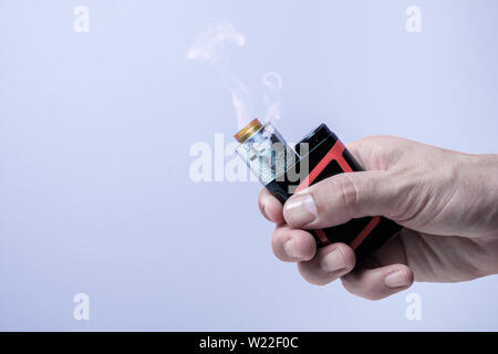 Vape mod E-Cig für Hilfe rauchen Tabak mit Zerstäuber rdta Holding in der Hand beenden Stockfoto