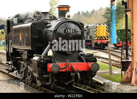 GWR Klasse 1500 Gepäckbehälter Tank No 1501 bei Buckfastleigh während der 50th-Jahr-Gala der South Devon Railway. 13.04.2019. Stockfoto