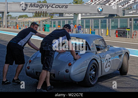 MAGNY-COURS, Frankreich, 29. Juni 2019: In den Gruben. Französische historischen Grand Prix erfolgt auf Rennstrecke Magny-Cours alle zwei Jahre. Stockfoto