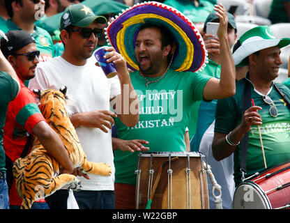 London, Großbritannien. 05. Juli, 2019. LONDON, England. Juli 05: Pakistan Fans während der ICC Cricket World Cup zwischen Pakinstan und Bangladesch am Boden des Herrn am 05. Juli 2019 in London, England. Credit: Aktion Foto Sport/Alamy leben Nachrichten Stockfoto