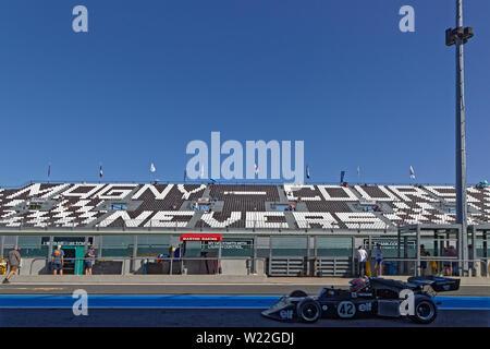 MAGNY-COURS, Frankreich, 29. Juni 2019: Boxengasse und Tribünen. Französische historischen Grand Prix erfolgt auf Rennstrecke Magny-Cours alle zwei Jahre. Stockfoto