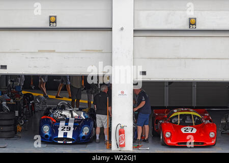 MAGNY-COURS, Frankreich, 30. Juni 2019: Sport Autos, die in den Gruben. Französische historischen Grand Prix erfolgt auf Rennstrecke Magny-Cours alle zwei Jahre. Stockfoto