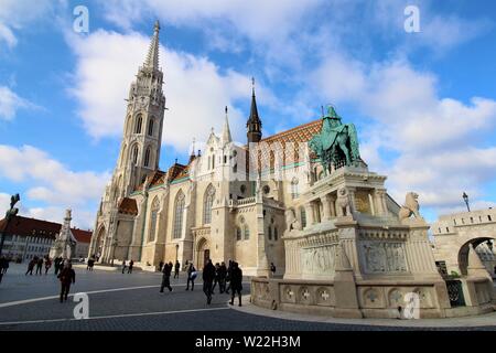 Touristen im südlichen Innenhof von der Fischerbastei neben St. Matthias Kirche, zwei der wichtigsten Sehenswürdigkeiten von Budapest zu erkunden. Stockfoto