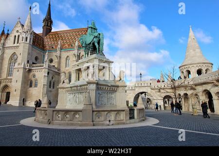 Touristen im südlichen Innenhof von der Fischerbastei neben St. Matthias Kirche, zwei der wichtigsten Sehenswürdigkeiten von Budapest zu erkunden. Stockfoto