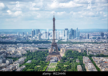 Antenne malerischen Blick auf Paris und den Eiffelturm und das La Defense Geschäftsviertel Skyline, Frankreich und Europa City Travel Concept Stockfoto