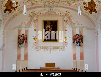 Hohenpeißenberg, Deutschland - 19. Mai 2019. Kapelle im Inneren der Wallfahrtskirche Mariä Himmelfahrt, barocken Stil. Dieses erst kürzlich renovierte Kirche ist eine Tour Stockfoto