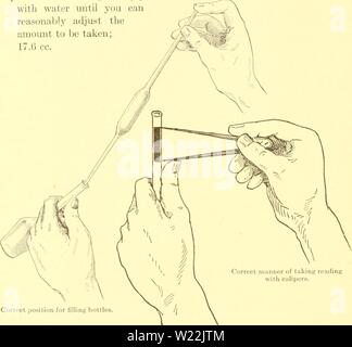 Archiv Bild von Seite 21 der Molkerei Labor Handbuch und beachten. Molkerei Labor Handbuch und buchen Sie dairylaboratorym 01 anth Jahr: 1914 Grad, Datum. (20) Übung 4. Objekt. - ein Test von Milch für Butterfett zu machen, die von der Babcock-Methode. Apparat. - ganze zwei Milchflaschen; 17,5 ce. Pipette; Säure messen; Säure; Probe von Vollmilch; zwei Flaschen; heißes Wasserbad. Schritt 1. Üben Sie die Pipette mit Wasser, bis sie einigermaßen anpassen können, um die Menge zu berücksichtigen; 17,6 cc. Korrekte Weise der Lesung mit Bremssätteln. Richtige Stellung zum Füllen von Flaschen Schritt 2. Haben immer Milch zwische Stockfoto