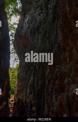 Vang Vieng, Laos - Feb 2016: Klettern auf einem Klettern Ort in der Nähe von Vang Vieng Stockfoto