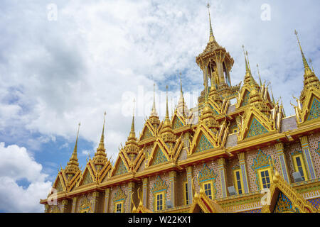 Golden Castle in Wat Chantharam (Wat Tha gesungen) Uthaithani, Thailand ein alter Tempel mit wunderschön geschnitzten gold Schnitzereien verziert Stockfoto