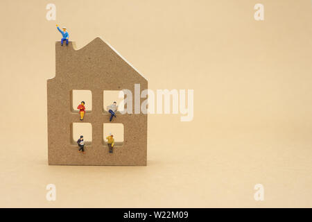 Miniatur Menschen Unternehmer Sitzen mit zurück Verhandlungen im Geschäft. Als Hintergrund Business Konzept und Strategie Konzept mit kopieren. Stockfoto