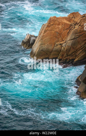 Blaues Meer mit felsigen Ufer im sonnigen Nachmittag, Acapulco, Mexiko. Stockfoto