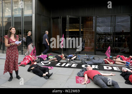 London, Greater London, UK. 2. Juli 2019. Aussterben Rebellion Aktivisten inszenierte ein sterben - in außerhalb des Royal Opera House Haupteingang halten Fahnen bei einem Protest in London Umweltschützer aus Aussterben Aufstandsbewegung ein sterben - in außerhalb des Royal Opera House in London inszeniert, um zu verlangen, dass sie Gas und Öl British Petroleum (BP) als Sponsor. Quelle: Andres Pantoja/SOPA Images/ZUMA Draht/Alamy leben Nachrichten Stockfoto