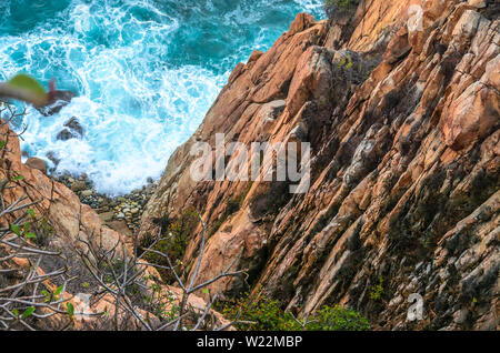 Blaues Meer mit felsigen Ufer im sonnigen Nachmittag, Acapulco, Mexiko. Stockfoto