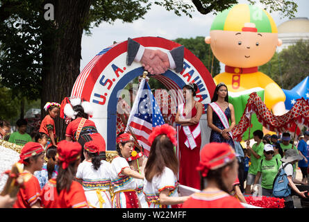 Juli 4, 2019 - die Amerikaner auf die Hauptstadt der Nation für den 4. Juli feiern.. Menschen aus dem ganzen Land in der jährlichen 4. Juli Parade und Feiern teilzunehmen, Juli 4th, 2019. .. Zach D Roberts.. Washington, DC.. USA..new..20190704 (Credit Bild: © Zach RobertsZUMA Draht) Stockfoto