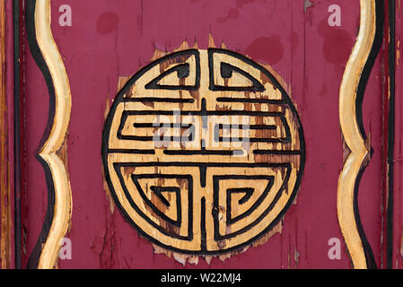 Chinesische Holz- Rot und Golden Door Stockfoto