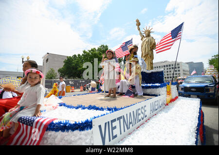 Juli 4, 2019 - die Amerikaner auf die Hauptstadt der Nation für den 4. Juli feiern absteigen. Menschen aus dem ganzen Land in der jährlichen 4. Juli Parade und Feiern teilzunehmen, Juli 4th, 2019. Zach D Roberts. Washington, DC. USA. NEUE. 20190704 (Bild: © Zach RobertsZUMA Draht) Stockfoto