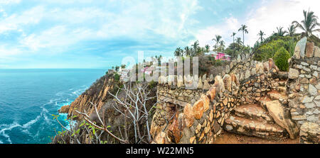 Acapulco Küste blaue Meer mit Felsen in sonnigen Nachmittag, Acapulco, Mexiko. Stockfoto