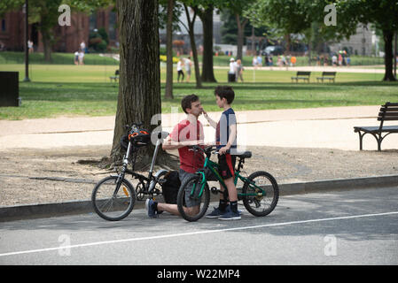 Juli 4, 2019 - die Amerikaner auf die Hauptstadt der Nation für den 4. Juli feiern absteigen. Menschen aus dem ganzen Land in der jährlichen 4. Juli Parade und Feiern teilzunehmen, Juli 4th, 2019. Zach D Roberts. Washington, DC. USA. NEUE. 20190704 (Bild: © Zach RobertsZUMA Draht) Stockfoto