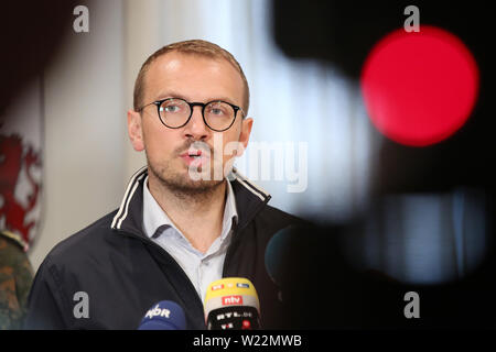 05 Juli 2019, Mecklenburg-Vorpommern, Lübtheen: Stefan Sternberg (SPD), Landrat des Landkreises Ludwigslust-Parchim district, informiert auf einer Pressekonferenz. Aufgrund der umfangreichen Waldbrand in der Nähe von Lübtheen, Hunderte Menschen mussten ihre Häuser verlassen. Foto: Bodo Marks/dpa Stockfoto