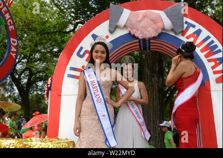 Juli 4, 2019 - die Amerikaner auf die Hauptstadt der Nation für den 4. Juli feiern.. Menschen aus dem ganzen Land in der jährlichen 4. Juli Parade und Feiern teilzunehmen, Juli 4th, 2019. .. Zach D Roberts.. Washington, DC.. USA..new..20190704 (Credit Bild: © Zach RobertsZUMA Draht) Stockfoto