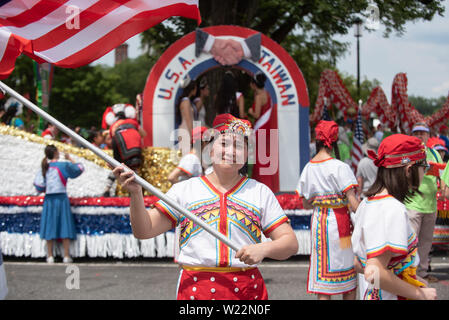 Juli 4, 2019 - die Amerikaner auf die Hauptstadt der Nation für den 4. Juli feiern.. Menschen aus dem ganzen Land in der jährlichen 4. Juli Parade und Feiern teilzunehmen, Juli 4th, 2019. .. Zach D Roberts.. Washington, DC.. USA..new..20190704 (Credit Bild: © Zach RobertsZUMA Draht) Stockfoto