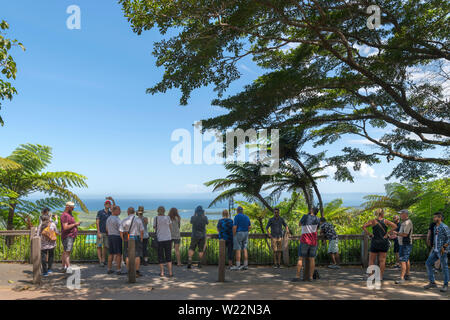 Touristen am Berg Alexandra Lookout (walu Wugirriga), Daintree Regenwald, Daintree National Park, Queensland, Australien Stockfoto