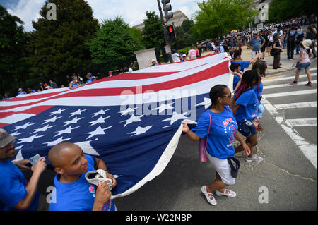 Juli 4, 2019 - die Amerikaner auf die Hauptstadt der Nation für den 4. Juli feiern absteigen. Menschen aus dem ganzen Land in der jährlichen 4. Juli Parade und Feiern teilzunehmen, Juli 4th, 2019. Zach D Roberts. Washington, DC. USA. NEUE. 20190704 (Bild: © Zach RobertsZUMA Draht) Stockfoto