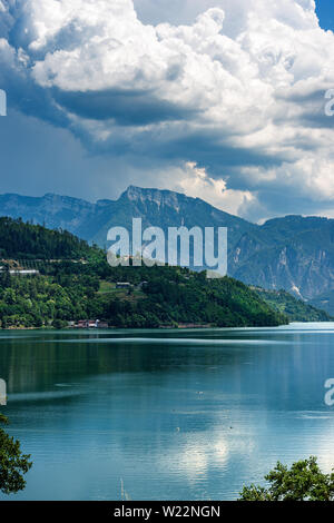 Caldonazzo See (Lago di Caldonazzo) mit den Alpen, Valsugana Tal, Trient Provinz, Trentino Alto Adige, Italien, Europa Stockfoto