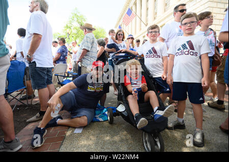 Juli 4, 2019 - die Amerikaner auf die Hauptstadt der Nation für den 4. Juli feiern.. Menschen aus dem ganzen Land in der jährlichen 4. Juli Parade und Feiern teilzunehmen, Juli 4th, 2019. .. Zach D Roberts.. Washington, DC.. USA..new..20190704 (Credit Bild: © Zach RobertsZUMA Draht) Stockfoto