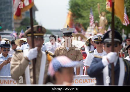 Juli 4, 2019 - die Amerikaner auf die Hauptstadt der Nation für den 4. Juli feiern absteigen. Menschen aus dem ganzen Land in der jährlichen 4. Juli Parade und Feiern teilzunehmen, Juli 4th, 2019. Zach D Roberts. Washington, DC. USA. NEUE. 20190704 (Bild: © Zach RobertsZUMA Draht) Stockfoto