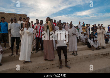 Jubelnde Menge bei einem Fußballspiel im Abri, Sudan, Nov 2018 Stockfoto