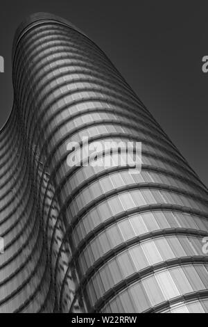 Schwarz-/Weiß-Bild eines modernen Bürogebäudes mit geschlossenen Fensterläden. Stockfoto