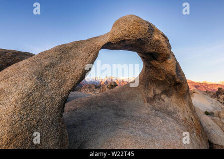 Mobius Arch in Lone Pine Blick auf den Sonnenaufgang an der Alabama Hills, östlichen Berge der Sierra Nevada, Lone Pine, Kalifornien, USA. Stockfoto
