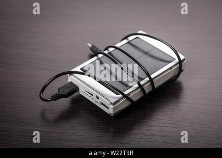 Neue Power Bank close-up auf hölzernen Hintergrund Stockfoto