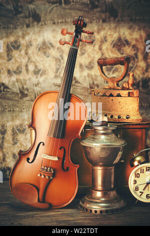 Violine - Stillleben mit einem hölzernen Abbildung Stockfoto