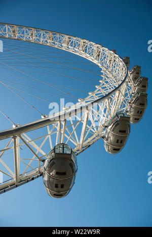 Abschnitt in der Nähe des London Eye vor dem tiefblauen Himmel. Stockfoto
