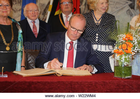 Würzburg, Deutschland. 05. Juli, 2019. Irische Tánaiste Simon Coveney Schilder die Besucher buchen Sie im Würzburger Rathaus heute. Präsident Michael D Higgins hat Würzburg mit Herr Coveney in Bayern besuchte heute auf der letzten Etappe ihrer diplomatischen Reise nach Deutschland. Anfang der Woche traf er, Angela Merkel, und der deutsche Präsident Frank Steinmeier. Präsident Higgins gestoppt an der Universität Bibliothek am Nachmittag Schätze der irischen Literatur und Kunst zu sehen, insbesondere die Arbeit des berühmten deutschen Philosophen, Sprachwissenschaftler und Lateinischen gelehrten Casper Zeuss, dessen Buch Grammatica Celtica zuerst die gramma dokumentiert Stockfoto