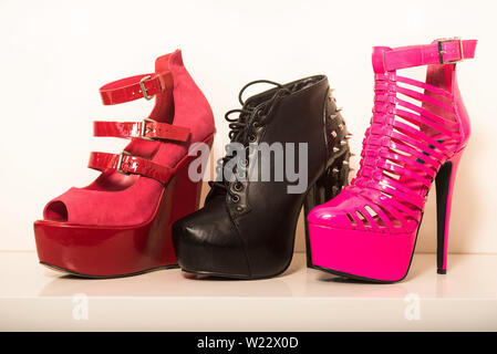 Eine Gruppe von 3 Schuhmodelle, Keile, Ankle Boots und Stiletto Heels mit einer Plattform, die Ihnen einige zusätzliche Höhe des Trägers. Werbung Stil. Stockfoto