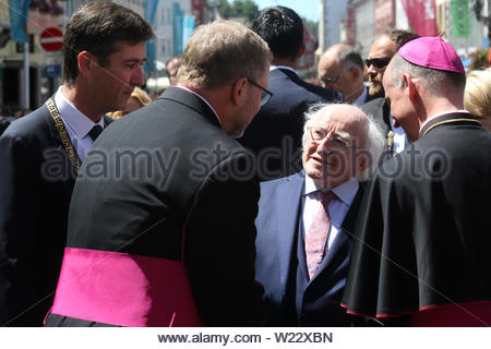 Würzburg, Deutschland. 05. Juli, 2019. Irische Präsident Michael D Higgins wird der Stadt durch die Oberbürgermeisterin und Bischof von Würzburg in die Stadt heute willkommen. Er hat Würzburg in Bayern besucht auf der letzten Etappe seine diplomatischen Reise nach Deutschland. Anfang der Woche traf er, Angela Merkel, und der deutsche Präsident Frank Steinmeier. Präsident Higgins gestoppt an der Universität Bibliothek am Nachmittag Schätze der irischen Literatur und Kunst zu sehen, insbesondere die Arbeit des berühmten deutschen Philosophen, Sprachwissenschaftler und Lateinischen gelehrten Casper Zeuss, dessen Buch Grammatica Celtica zuerst die Grammatik der Iris dokumentiert Stockfoto