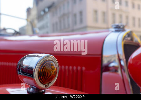 Scharf Indikator für ein roter Oldtimer konzentriert, bewusst in den Hintergrund verschwommen, Bokeh Stockfoto